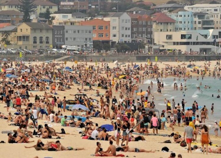 Sunbathers are seen on Bondi Beach as temperatures soar in Sydney on December 21, 2019. - Australia this week experienced its hottest day on record and the heatwave is expected to worsen, exacerbating an already unprecedented bushfire season, authorities said. (Photo by FAROOQ KHAN / AFP)