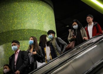 L&rsquo;hôpital bâti dans l&rsquo;urgence à Wuhan reçoit ses premiers malades