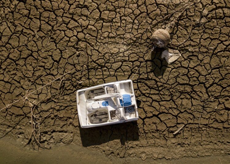 A marooned boat sits along a dry portion of the Lake Oroville lakebed in Oroville, California on September 5, 2021. - Lake Oroville is currently at 23% of its capacity and is suffering from extreme levels of drought. Much of California in the western US is currently gripped by excessive heat, severe drought and a series of massive wildfires. (Photo by JOSH EDELSON / AFP)