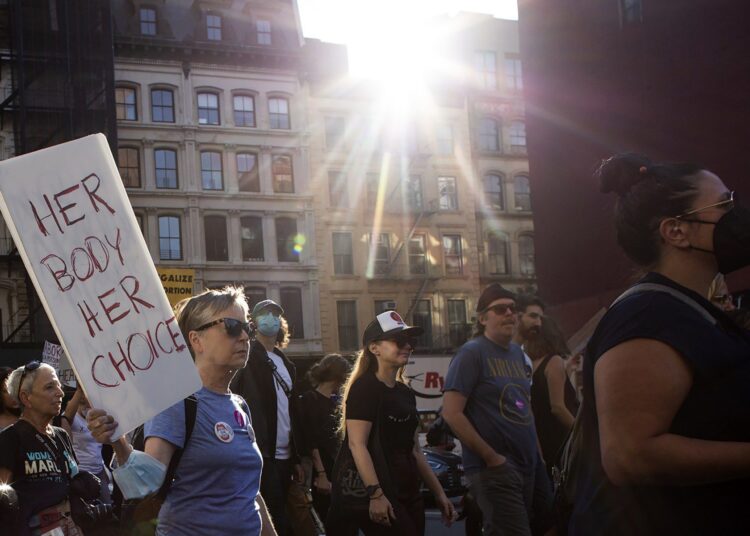 Protesters take part in the Women's March and Rally for Abortion Justice in New York, on October 2, 2021. - The abortion rights battle took to the streets across the US, with hundreds of demonstrations planned as part of a new "Women's March" aimed at countering an unprecedented conservative offensive to restrict the termination of pregnancies. (Photo by KENA BETANCUR / AFP)