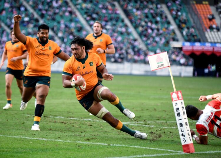 Australia's Rob Leota (C) scores a try during the international friendly rugby union test match between Japan and Australia at the Oita Stadium in Oita on October 23, 2021. (Photo by CHARLY TRIBALLEAU / AFP)