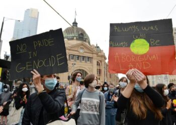 Des milliers d&rsquo;Australiens dénoncent la « Journée de l&rsquo;invasion », malgré le virus