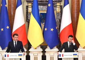 Macron keeps Russia diplomacy alive but faces perilous task