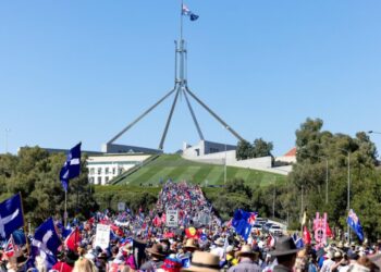 Miles de personas protestan en Australia contra la vacunación anticovid