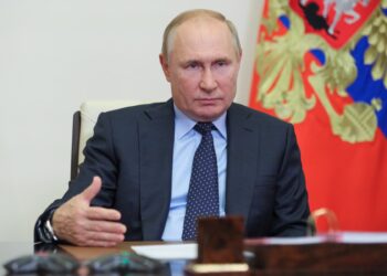 Putin tells Macron Russia to reach aims through &lsquo;negotiation or war&rsquo;