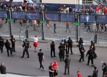 Chaos au Stade de France: la France pas prête pour de grands événements, déplorent Le Pen et Mélenchon