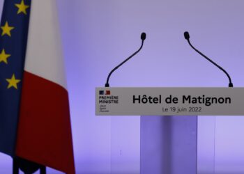 Législatives: une « gifle » personnelle pour Macron qui va devoir composer, selon la presse