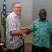 Le premier ministre des Îles Salomon Manasseh Sogavare embrasse Anthony Albanese au Forum des Îles du Pacifique