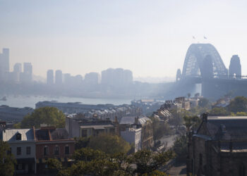 La fumée recouvre les monuments de Sydney en prévision de la saison des feux de brousse