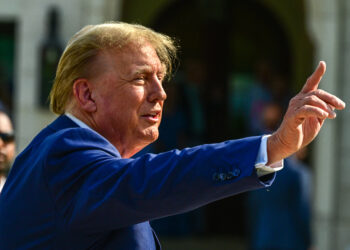 Australia defends US ambassador after Trump threat