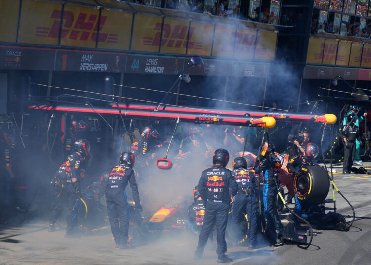 Mechanics deal with the smoke coming out of Red Bull Racing's Dutch driver Max Verstappen car during the Australian Formula One Grand Prix at Albert Park Circuit in Melbourne on March 24, 2024. (Photo by Scott Barbour / POOL / AFP) / -- IMAGE RESTRICTED TO EDITORIAL USE - STRICTLY NO COMMERCIAL USE -- - -- IMAGE RESTRICTED TO EDITORIAL USE - STRICTLY NO COMMERCIAL USE --