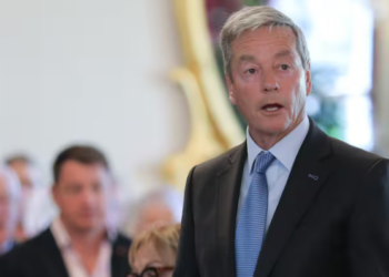 Nouvelle-Zélande : démission d&rsquo;un ministre pour avoir touché le bras d&rsquo;une personne