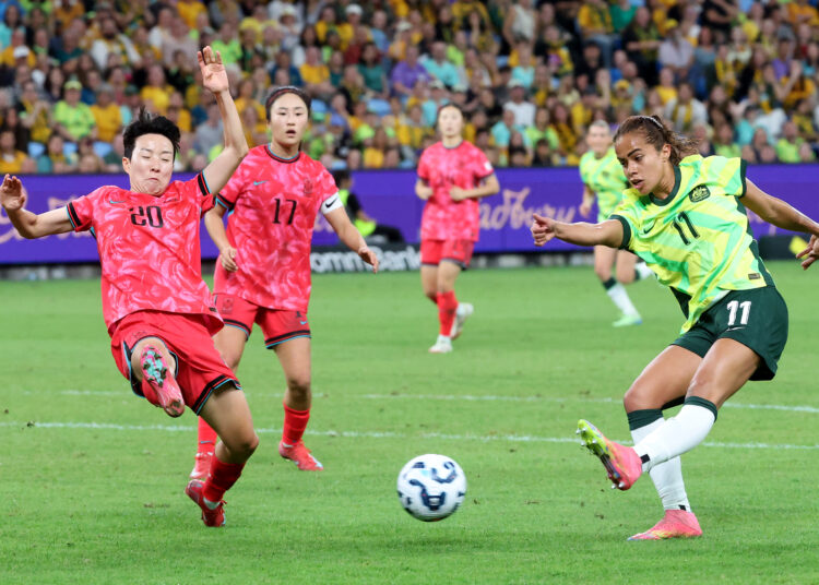 South Korea's Kim Hye-Ri (L) tries to block Australia's Mary Fowler during their women's international football match between Australia and South Korea at Allianz Stadium in Sydney on April 4, 2025. (Photo by David GRAY / AFP) / -- IMAGE RESTRICTED TO EDITORIAL USE - STRICTLY NO COMMERCIAL USE --