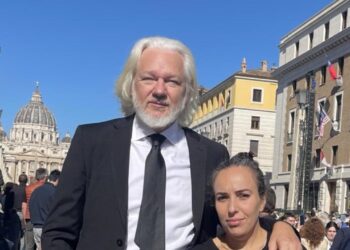 Le fondateur de Wikileaks, Julian Assange, aux funérailles du pape