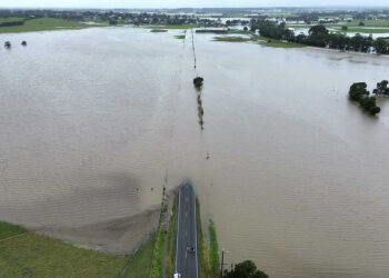 Inondations en Nouvelle-Galles du Sud : des habitants se réfugient sur les toits