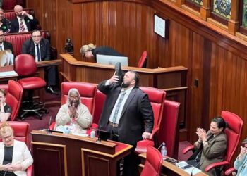 Insolite : un député australien boit de la bière dans sa chaussure en guise d’adieu au Parlement