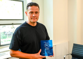 À la rencontre de Jason Macey : le “rêveur” qui veut révolutionner l’industrie pharmaceutique, lauréat des French-Australian Excellence Awards 