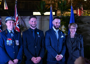 Vidéo : revivez la cérémonie de remise de l&rsquo;Ordre national du Mérite aux deux héros français de l&rsquo;attaque de Bondi Junction